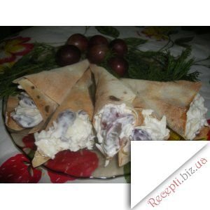 Фото - Лаваш із сиром та виноградом