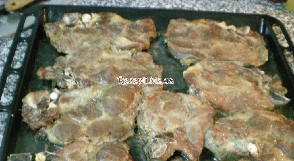 фото М'ясо, приготоване в духовці, з гороховим пюре
