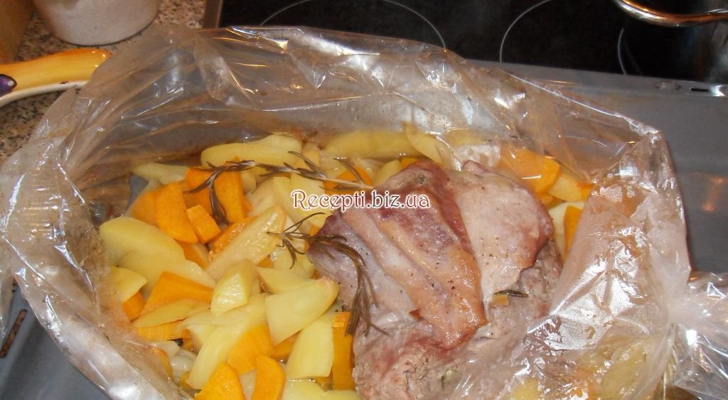 Свинина з овочами під вершковим соусом Картопля