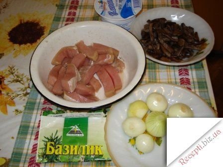 М'ясо, тушковане в сметанному соусі з грибами і базиліком інгредієнти