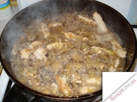 М'ясо, тушковане в сметанному соусі з грибами і базиліком
