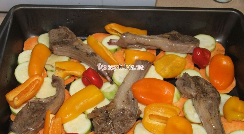 Баранячі реберця, запечeнние з овочами і солодкою картоплею Спаржа