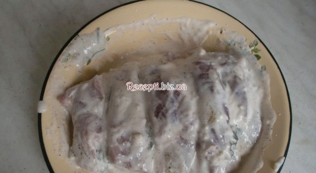 Свинина в йогурті, запечена в рукаві Цибуля ріпчаста