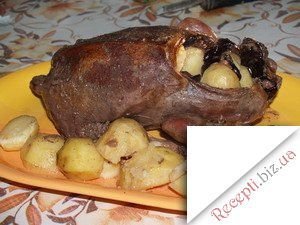 фото Гусак, фарширований картоплею і чорносливом