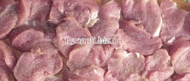 Свинина, запечена з цибулею та картоплею інгредієнти