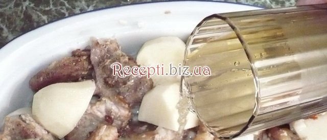 Свинина, запечена з цибулею та картоплею Сухарі панірувальні