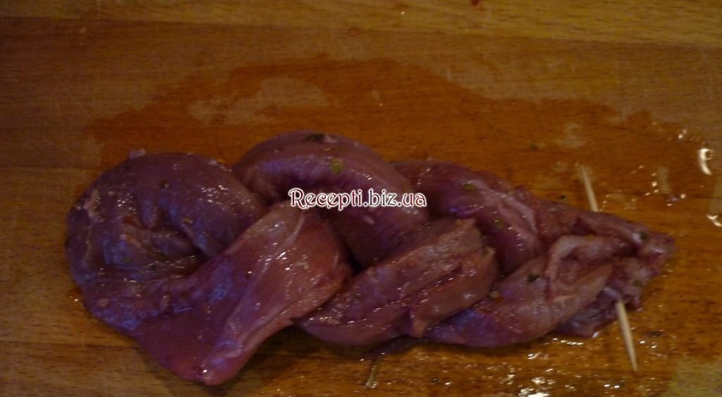 фото Кіска зі свинини з брусничним соусом