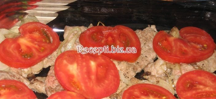 фото Свинина запечена з цибулею, грибами, помідорами та сиром