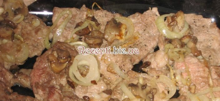Свинина запечена з цибулею, грибами, помідорами та сиром