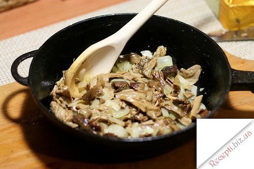 фото Гречана каша в горщиках з білими грибами і м'ясом