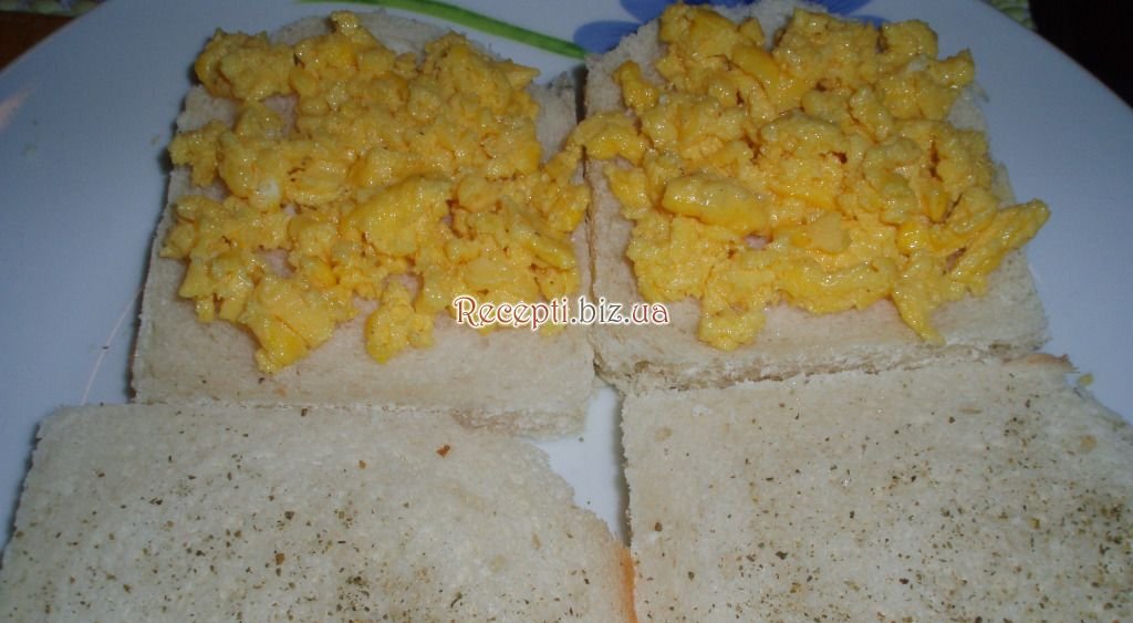 Яєчні бутерброди Пармезан