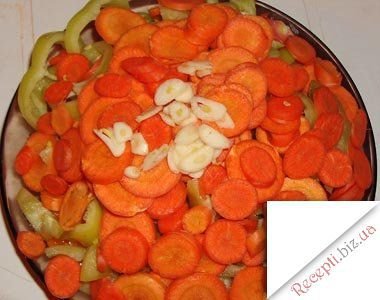 Курча з овочами, тушкований у фользі Морква