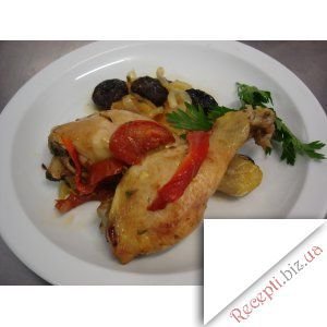 Фото - Курячі стегенця із овочами і чорносливом