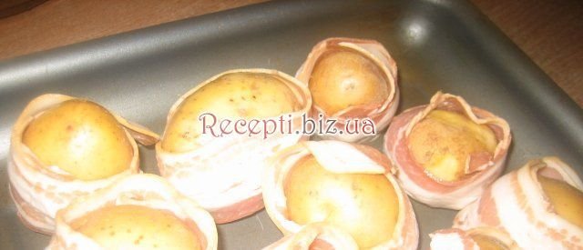 Курочка в рожевому соусі з запеченої в беконемолодой картоплею
