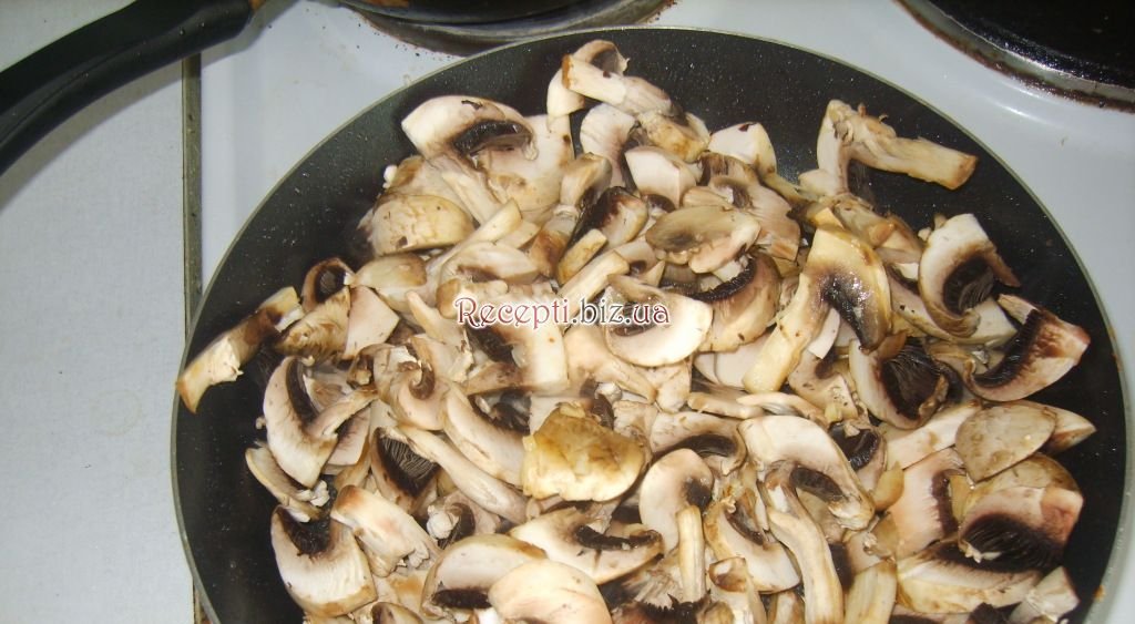 Курка під грибами у вершковому соусі Шампіньйони
