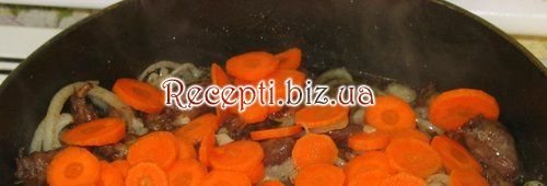 фото Курячі сердечка, тушковані з морквою і грибами