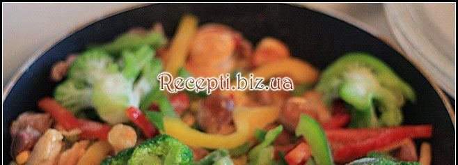Курячі шлунки з опеньками і овочами в кисло-солодкому соусі