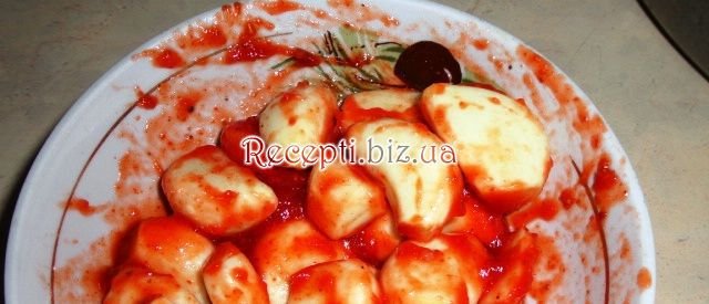 фото Курячі стегенця під томатним соусом із запеченими часточками часнику