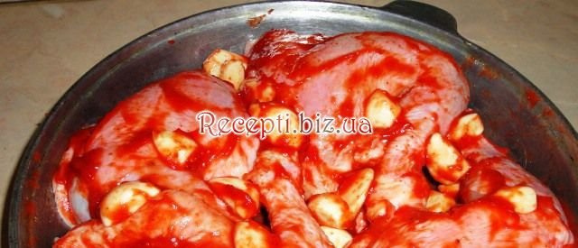 Курячі стегенця під томатним соусом із запеченими часточками часнику стегенце курячий