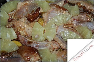 Курячі крильця з медовою скоринкою, запечені з картоплею і ананасами Крильця курячі