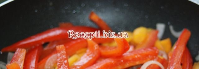 Куряче філе з тушкованими овочами в соєвому соусі Моркву