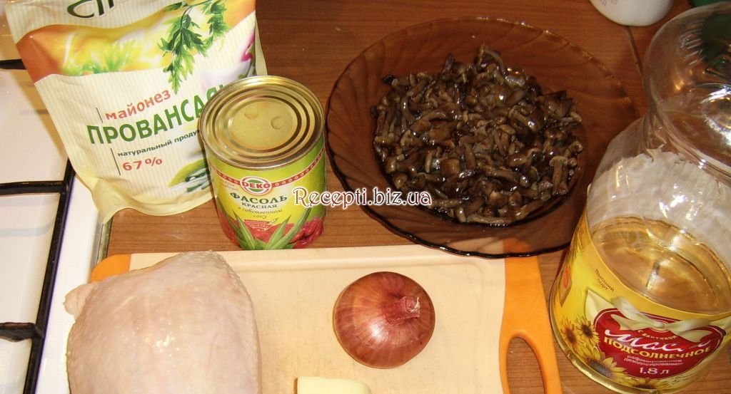 Гарячий салат з куркою, грибами та квасолею інгредієнти
