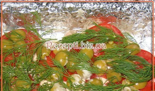 Лосось, запечений з помідорами і оливками Лосось