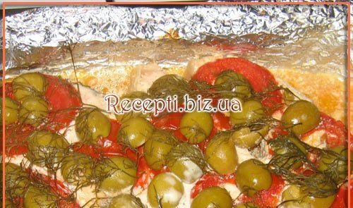 Лосось, запечений з помідорами і оливками Оливки