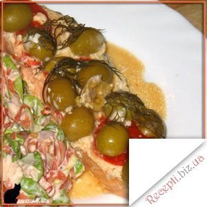 Фото - Лосось, запечений з помідорами і маслинами