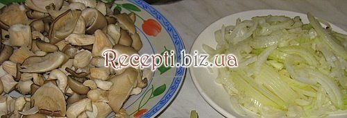 фото Форель, смажена з грибами і солоними огірками