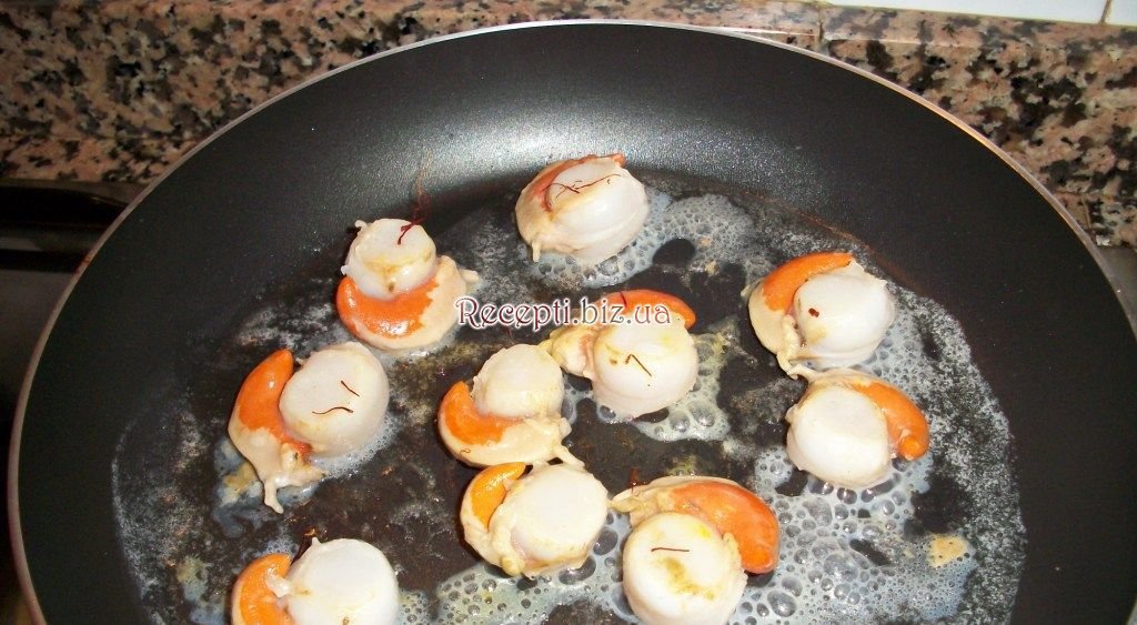 фото Морські гребінці з грибами в сметанному соусі