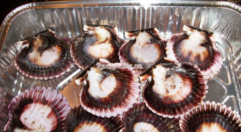 Морські гребінці з грибами в сметанному соусі