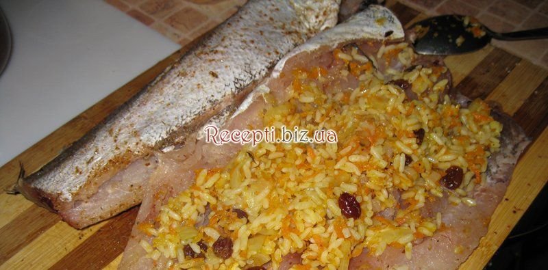 Риба, фарширована рисом з родзинками Спеції