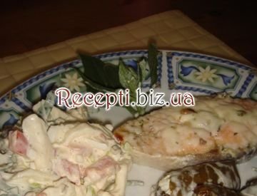 Запечений лосось і асорті сирне у виноградних листочках Пармезан