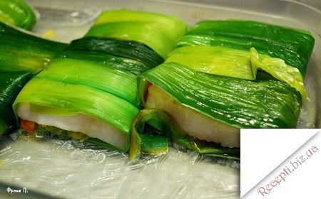 Риба, запечена в листках цибулі-порею Лук-порей