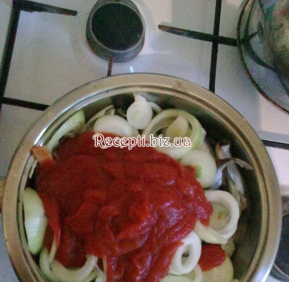 Мойва з цибулею і томатною пастою Цибуля ріпчаста