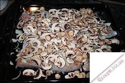 фото Окунь, запечений з картоплею та грибами під майонезом