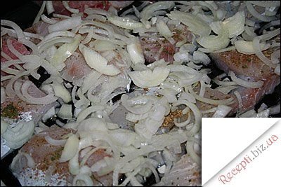 Окунь, запечений з картоплею та грибами під майонезом