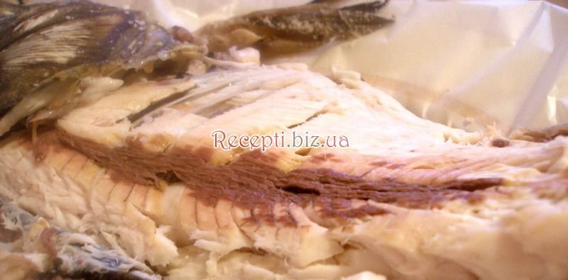 Риба в солі, фарширована морепродуктами Восьминіг