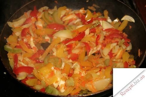 Кальмари, фаршировані овочами, з грибним соусом Печериці