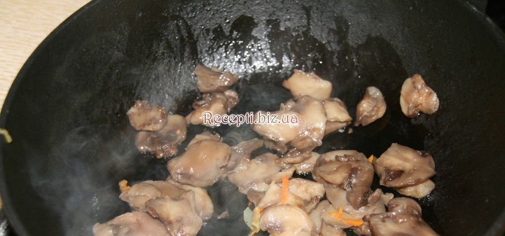 Кальмари, фаршировані овочами, з грибним соусом Сливки