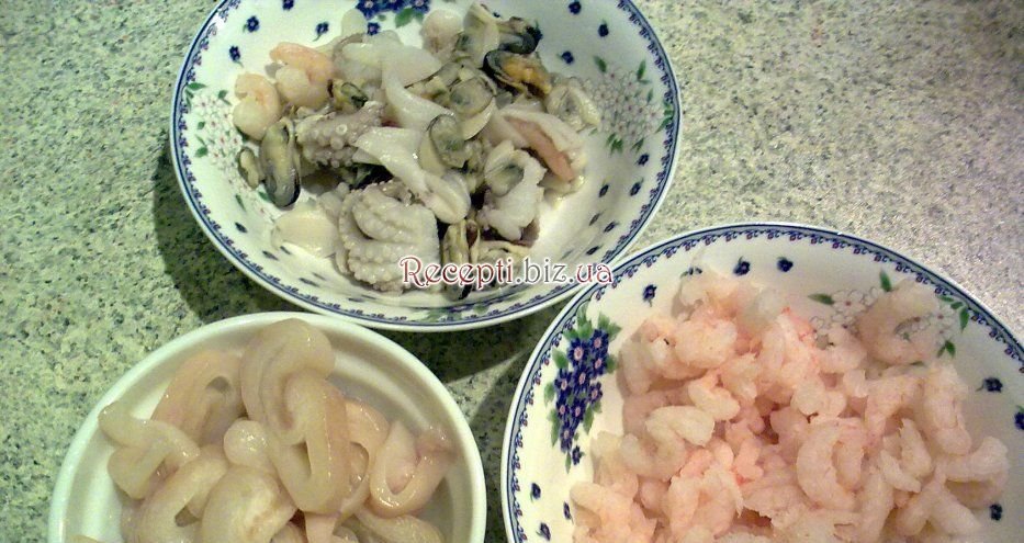 Гриби Тремелл і морепродукти, смажені з овочами по-китайськи Морква