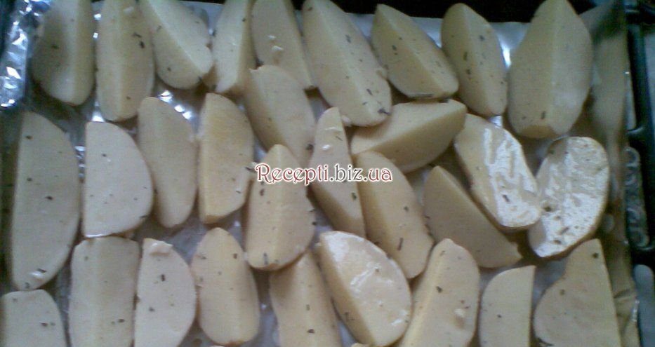 Картопля з орегано, запечений четвертинками Картопля