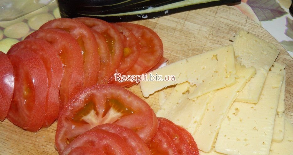 Баклажани, фаршировані сиром і томатами