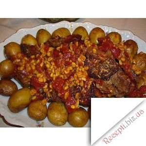 Фото: М'ясо у духовці із кукурудзою та томатами