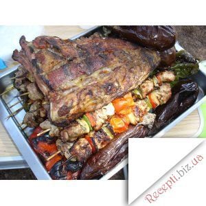 Фото: Свинина та овочі, смажені на вугіллі