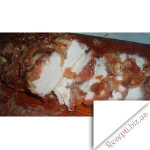 Свиняча корейка з карамелізованою цибулею