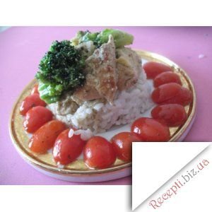 Курка у вершково-грибному соусі із броколі