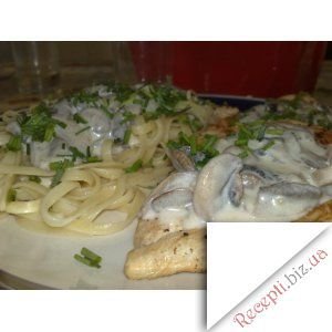 Фото: Курячі котлети у вершково-грибному соусі та спагеті