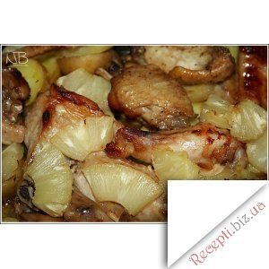 Курячі крильця із медовою скоринкою, запечені із картоплею та ананасами